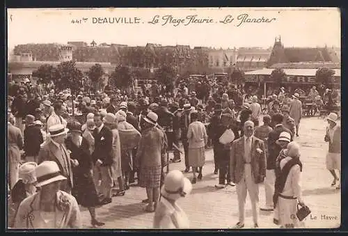 AK Deauville, La Plage Fleurie et Le Plancher animés par des promeneurs élégants