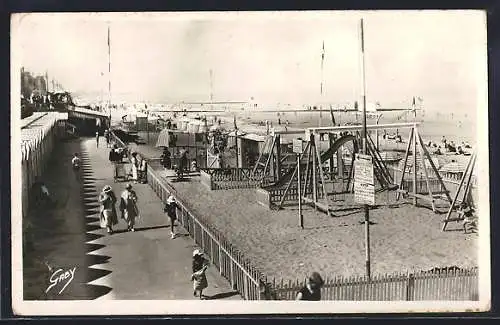 AK Cabourg, La plage animée avec promeneurs et jeux pour enfants