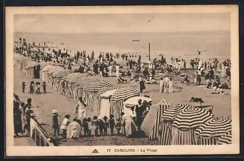AK Cabourg, La Plage animée avec tentes rayées et baigneurs en été