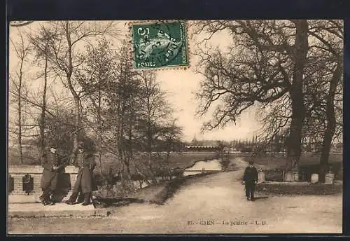 AK Caen, La prairie avec promeneurs et arbres en hiver