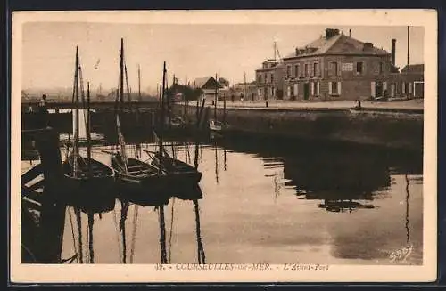 AK Courseulles-sur-Mer, L`Avant-Port avec bateaux amarrés et quai animé