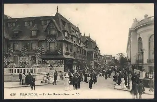 AK Deauville, La Rue Gontaut-Biron animée