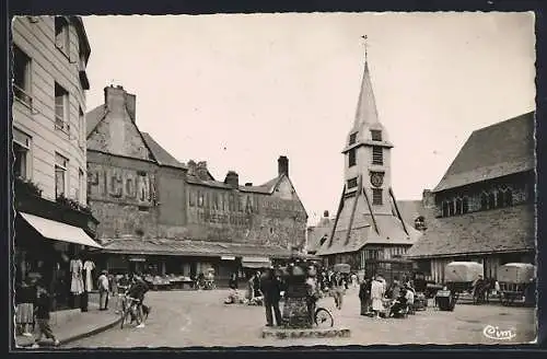 AK Honfleur, Place Ste-Catherine animée avec clocher et passants