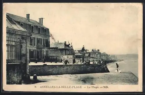 AK Asnelles-la-Belle-Plage, La plage animée avec promeneurs et villas en bord de mer
