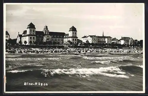 AK Binz /Rügen, Kurhaus und Strand vom Meer betrachtet