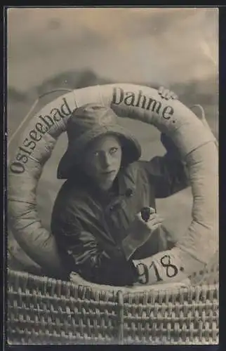 Foto-AK Dahme / Ostseebad, Junger Seemann im Rettungsring