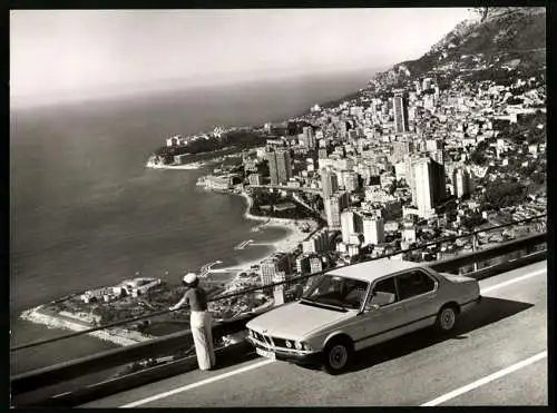 Fotografie unbekannter Fotograf, Ansicht Monaco / Monte Carlo, Auto BMW 733 i, Limousine und Stadtpanorama