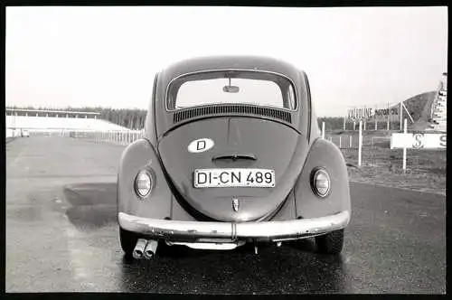 Fotografie Horst Hamel, Stuttgart, Ansicht Hockenheim, Auto Volkswagen VW Käfer, Sauer Sport Käfer auf d. Hockenheimring