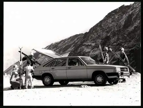 Fotografie Auto Audi 100 Avant, Familie im Ski-Urlaub, Werkfoto