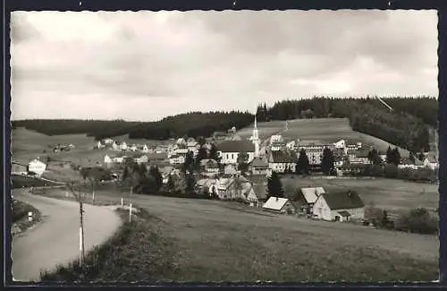 AK Schönwald /Schwarzwald, Teilansicht mit Kirche und Strassenpartie