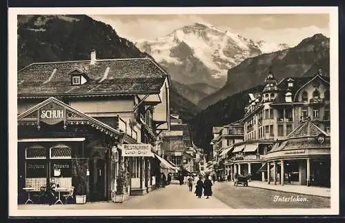 AK Interlaken, Strassenpartie mit Patisserie Schuh