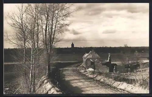 AK Vitry, Totalansicht mit Ruine am Wegesrand