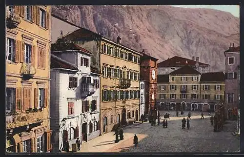 AK Kotor / Cattaro, Waffenplatz mit Passanten, Trg od Oruzja