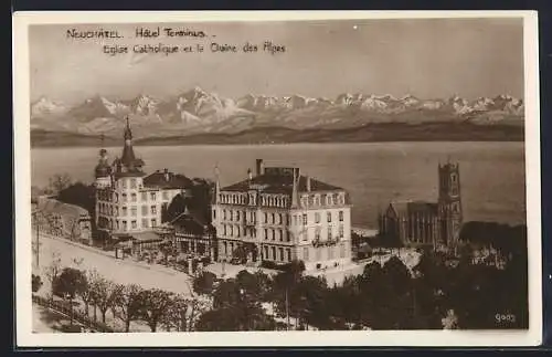 AK Neuchâtel, Hôtel Terminus, eglise catholique et la chaine des Alpes