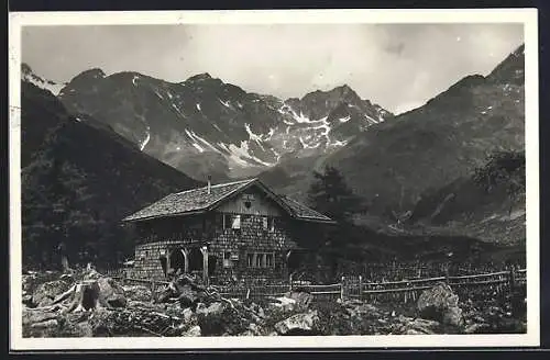 AK Lienzerhütte, Blick auf die Hütte mit Gebirgspanorama