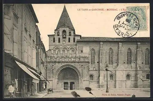 AK Moissac, L`Église abbatiale et la rue adjacente