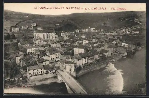 AK Laguepie, Vue générale du village et du pont sur la rivière