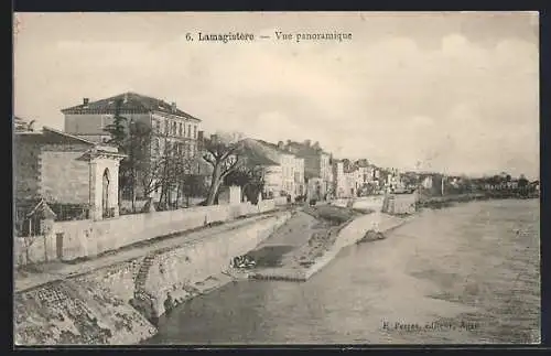 AK Lamagistère, Vue panoramique du village au bord de l`eau