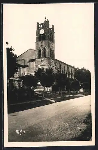 AK Donzac, Église avec clocher et horloge sur la rue principale