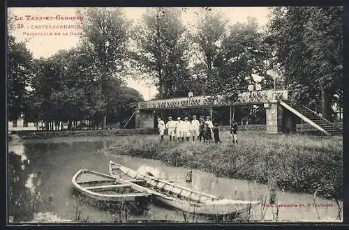 AK Castelsarrasin, Passerelle de la Gare et barques sur le canal