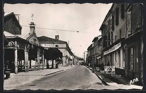 AK Grisolles, Rue principale avec l`Hôtel et le marché couvert