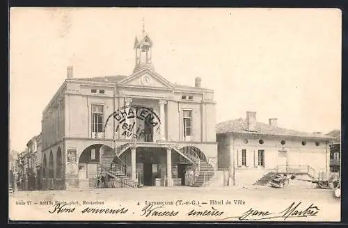 AK Lafrancaise, Hôtel de Ville avec escaliers et calèche stationnée devant la place