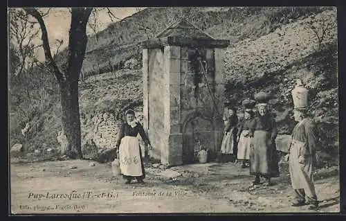 AK Puy-Larroque, Fontaine de la Ville avec habitants en costumes traditionnels