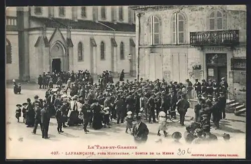 AK Lafrancaise, Sortie de la messe devant l`église et la mairie