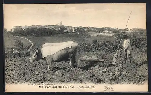 AK Puy-Laroque, Laboureur avec boeuf devant le village côté sud-est