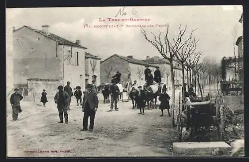 AK Montpezat, Boulevard des Fossés animé avec cavaliers et passants