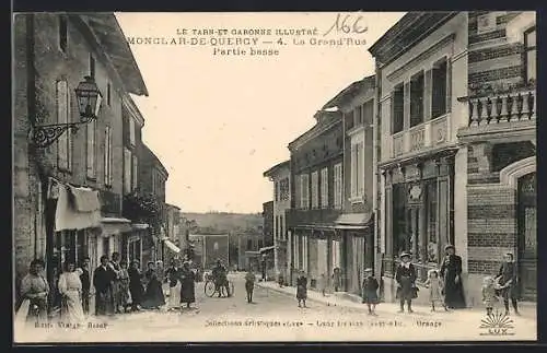 AK Monclar-de-Quercy, La Grand`Rue partie basse avec passants et boutiques