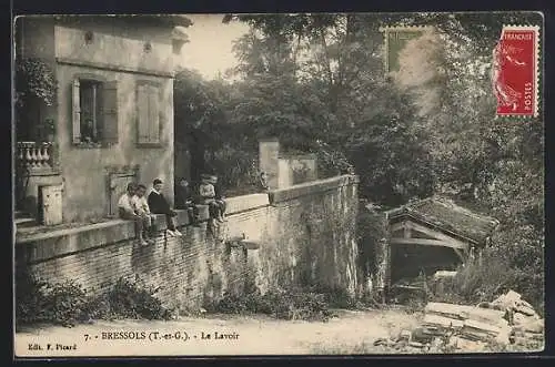 AK Bressols, Le Lavoir avec des enfants assis sur le mur