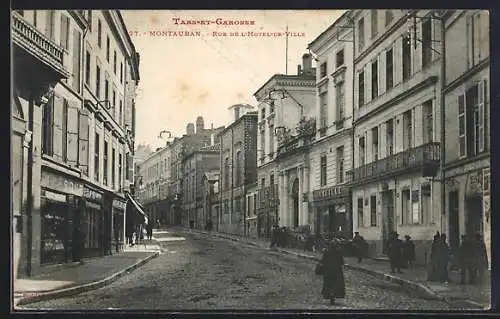 AK Montauban, Rue de l`Hôtel-de-Ville animée avec passants et facades historiques