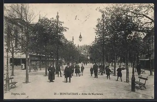 AK Montauban, Allée de Mortarieu avec passants promenant