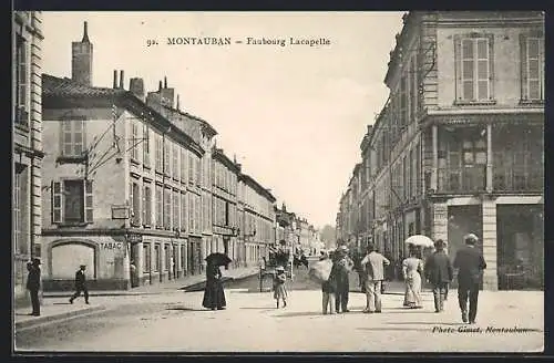 AK Montauban, Faubourg Lacapelle avec passants et bâtiments historiques