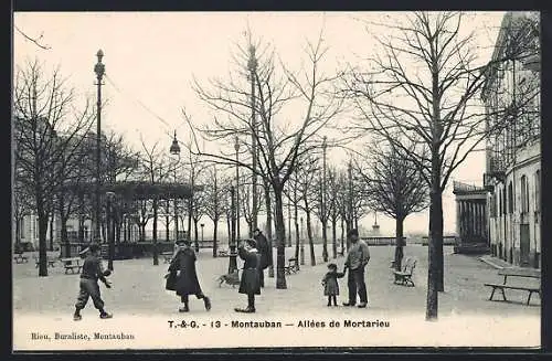 AK Montauban, Allées de Mortarieu avec promeneurs en hiver