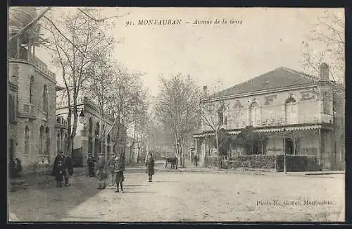 AK Montauban, Avenue de la Gare animée avec café et passants