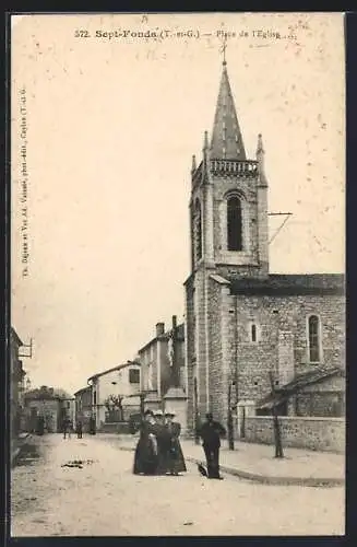 AK Sept-Fonds, Place de l`Église avec église et villageois se promenant