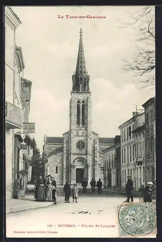 AK Moissac, Église St-Jacques et rue animée avec passants