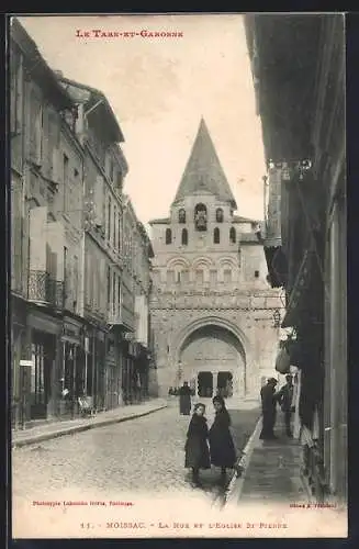 AK Moissac, La Rue et l`Église St-Pierre