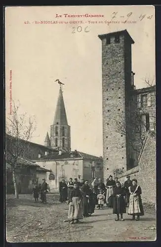 AK St-Nicolas-de-la-Grave, Tour du château et église avec habitants en tenue traditionnelle