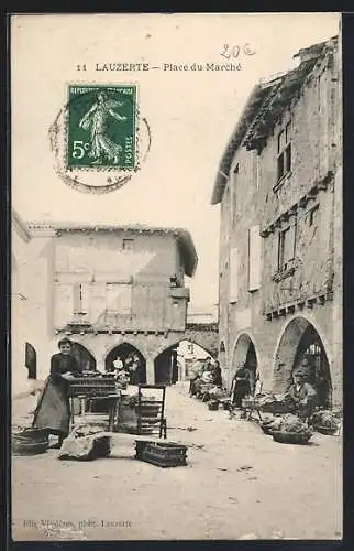 AK Lauzerte, Place du Marché avec étals et passants