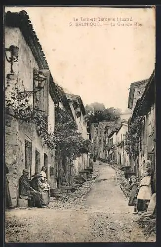 AK Bruniquel, La Grande Rue animée avec habitants et architecture ancienne