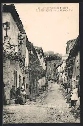 AK Bruniquel, La Grande Rue animée avec des villageois et des maisons anciennes