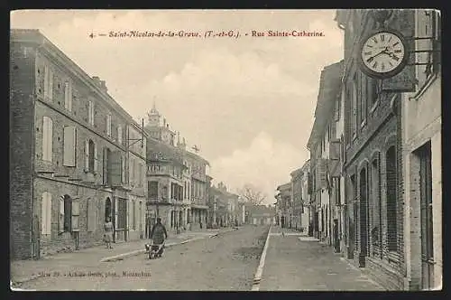 AK Saint-Nicolas-de-la-Grave, Rue Sainte-Catherine avec horloge en facade