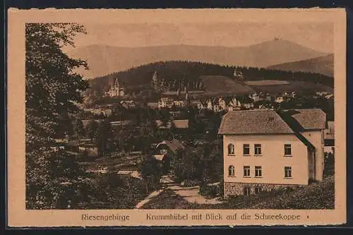 AK Krummhübel /Riesengebirge, Ortsansicht mit Blick auf die Schneekoppe