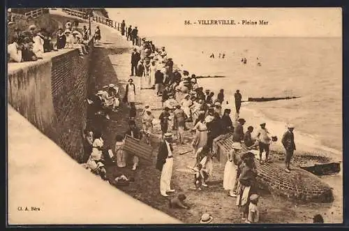 AK Villerville, Pleine Mer avec foule sur la plage et promenade animée