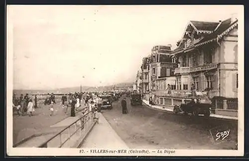 AK Villers-sur-Mer, La Digue animée avec promeneurs et voitures