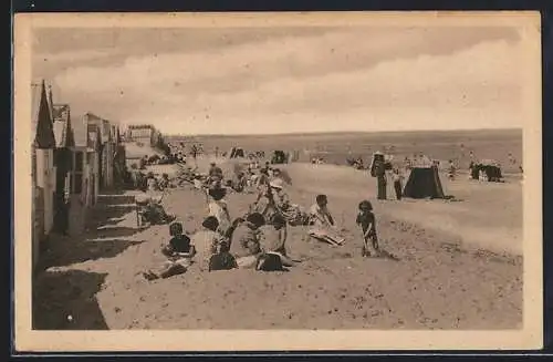 AK Franceville, Sur la plage avec cabines et baigneurs