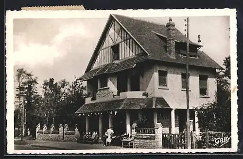 AK Franceville-Plage, La Fileuse sur l`Avenue de Paris